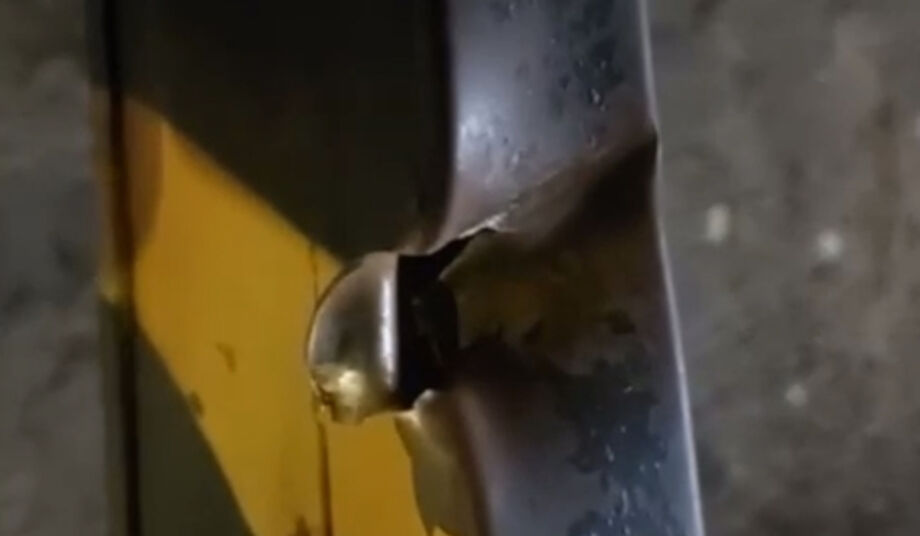 Cavalete metálico perfurado por tiro durante ataque a grupo em festa no Bairro Amambaí, em Campo Grande, na madrugada de domingo (4)