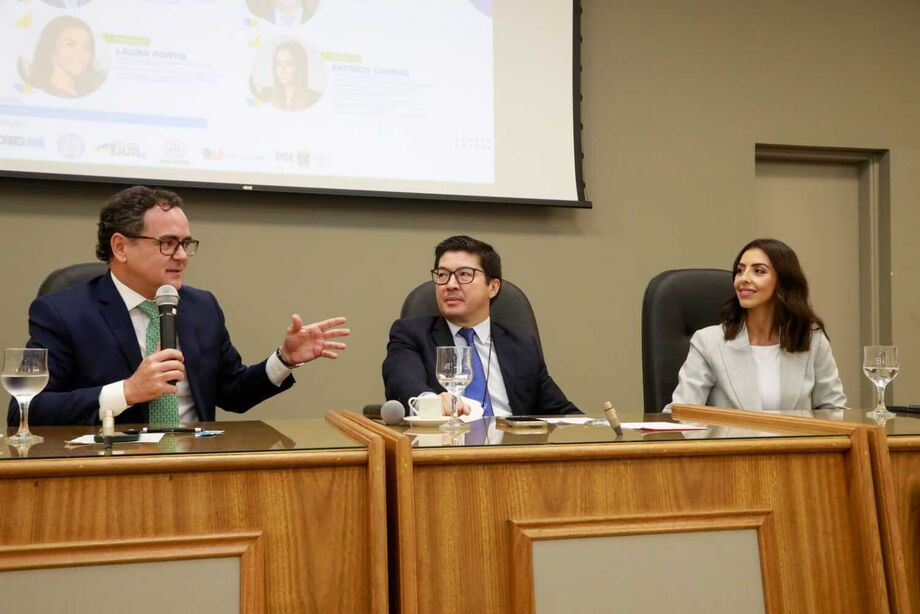 O presidente da OAB/MS, Bitto Pereira, participa como debatedor ao lado da jurista Laura Porto no painel sobre Direito Digital, durante seminário da Reforma do Código Civil em Campo Grande.