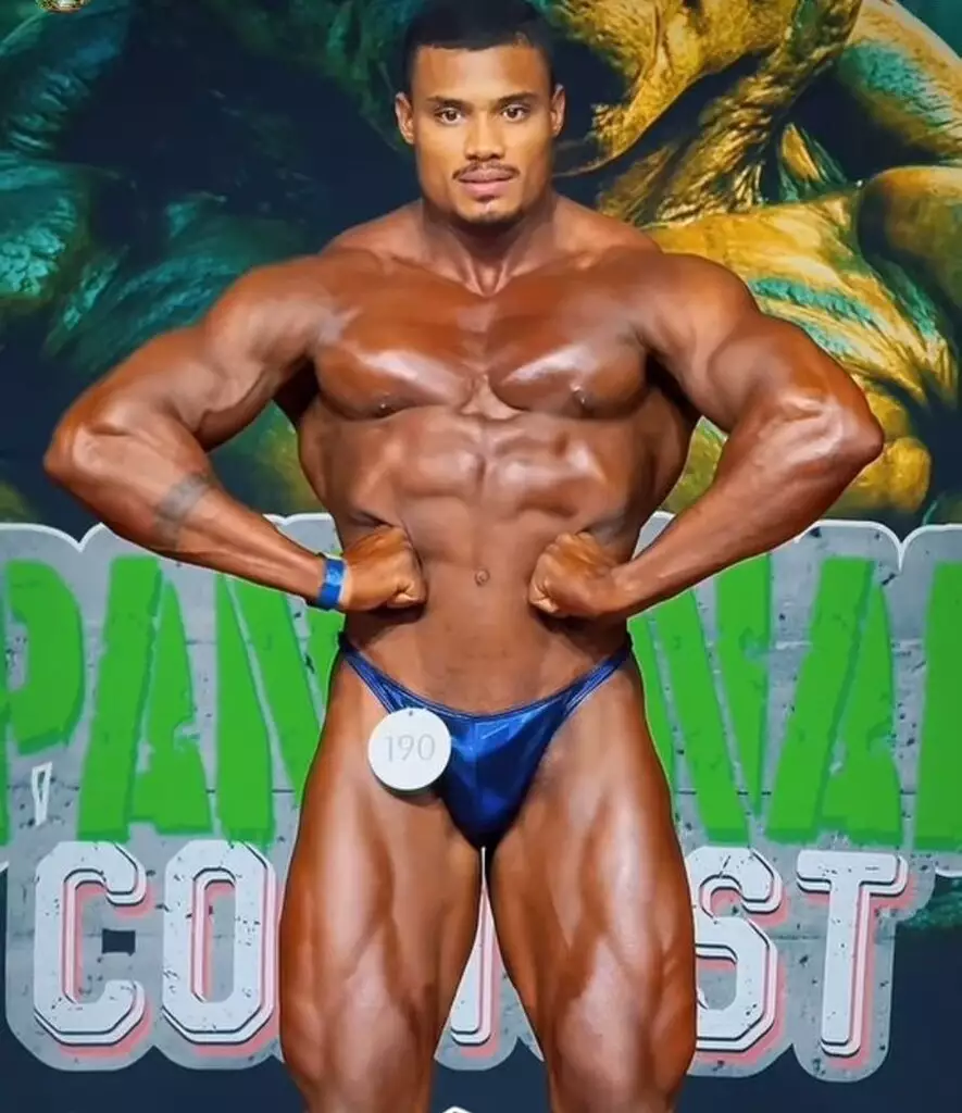 Wanderson Moreira posa durante competição de fisiculturismo; atleta sofreu mal súbito após se apresentar no Pantanal Contest 2025.