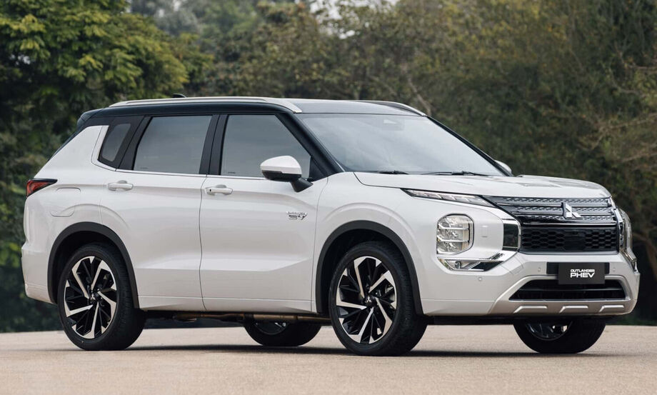 Novo Mitsubishi Outlander PHEV 2025 aposta no design moderno e robusto, com rodas de 20 polegadas e frente marcante.