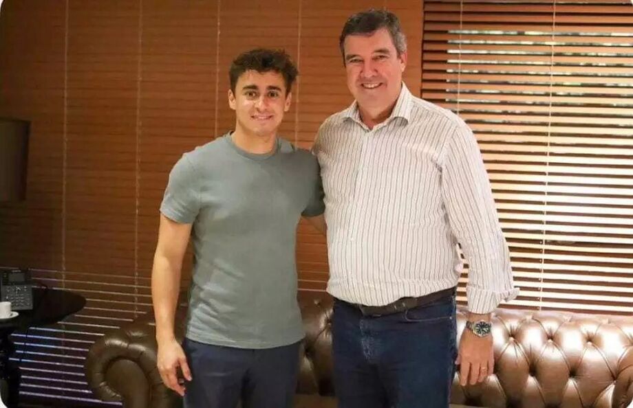 Deputado Nikolas Ferreira ao lado do governador Eduardo Riedel durante visita à Governadoria de Mato Grosso do Sul, nesta sexta-feira (16), em Campo Grande.