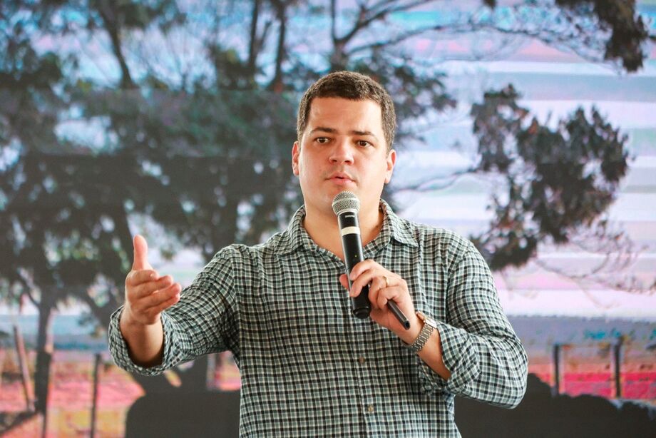 Hyberville Neto, analista da HN Agro, durante painel no Showtec 2025, em Maracaju, onde apresentou projeções otimistas para a valorização da arroba do boi gordo até o fim do ano.