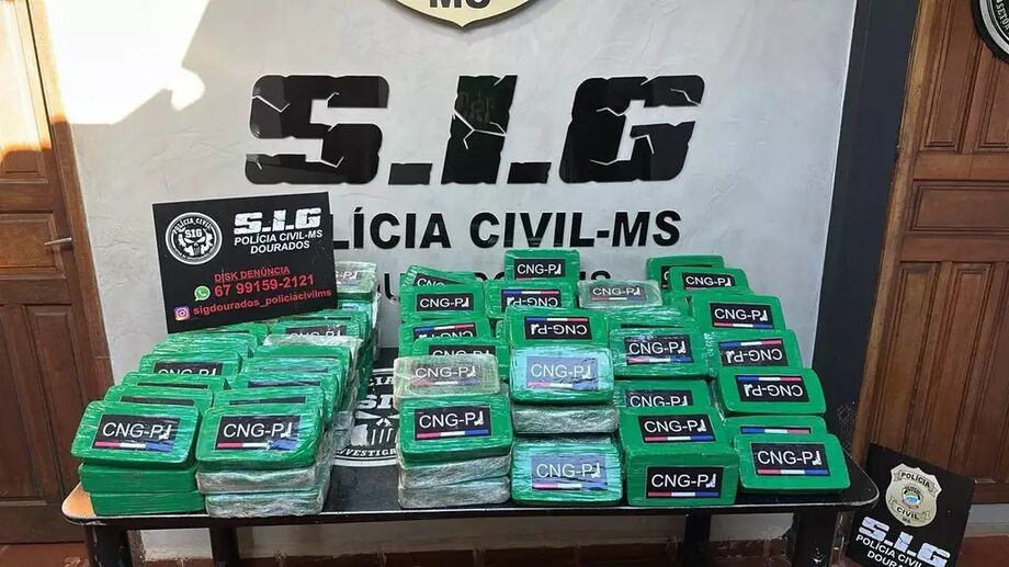 Tabletes de pasta-base de cocaína com a inscrição CNG-PJ apreendidos pela Polícia Civil em operação da SIG em Dourados