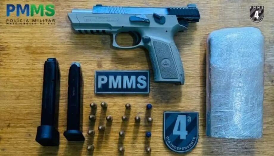 Arma, munições, carregadores e tablete de droga apreendidos pela Polícia Militar após troca de tiros na MS-306, em Chapadão do Sul