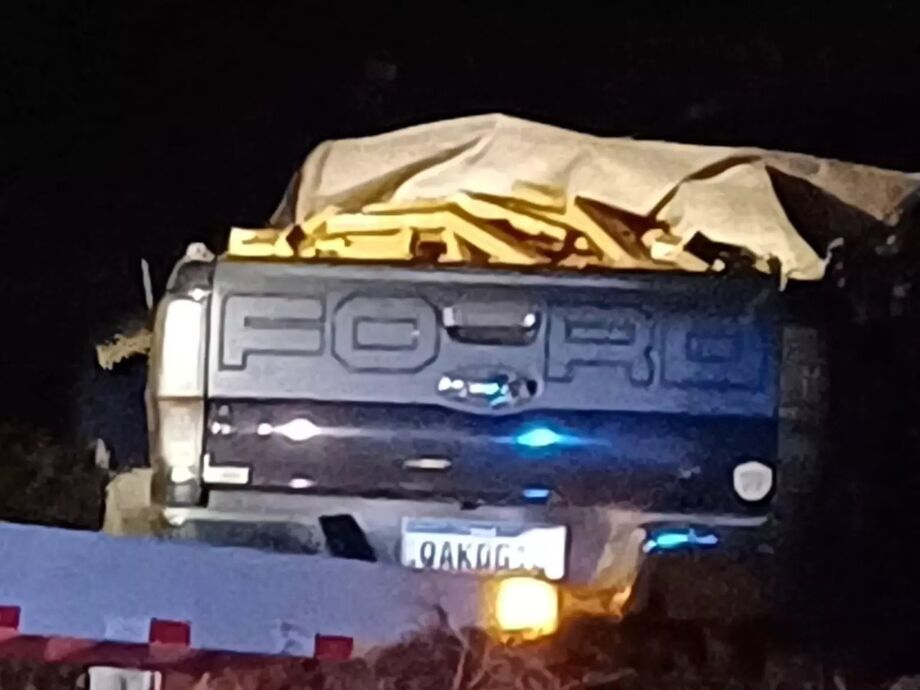 Caminhonete Ford Ranger abandonada pelo traficante às margens do Rio Anhanduí, em Campo Grande, na noite de quinta-feira (8). O veículo estava carregado com tabletes de maconha cobertos por lona.