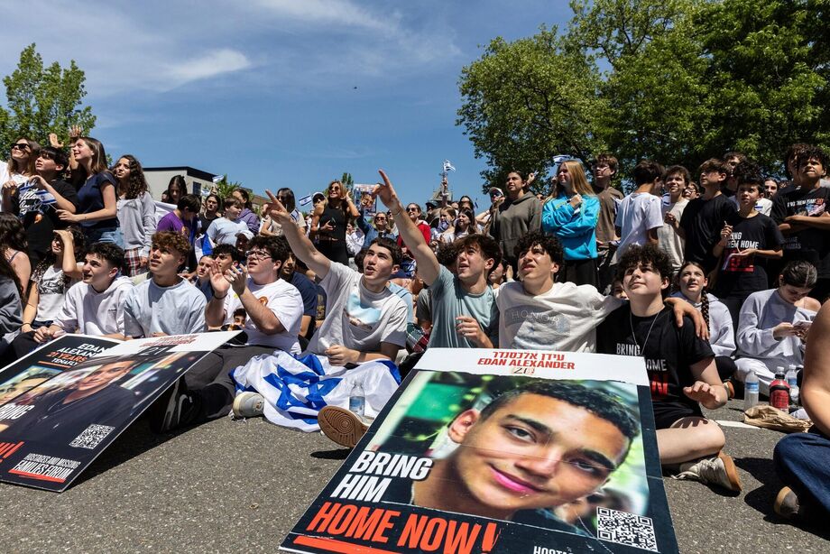 Imagem desta segunda-feira, 12, mostra moradores de Tenafly, em Nova Jersey, comemorando libertação do israelense-americano Edan Alexander. Soldado foi sequestrado pelo Hamas no ataque terrorista de 7 de outubro de 2023