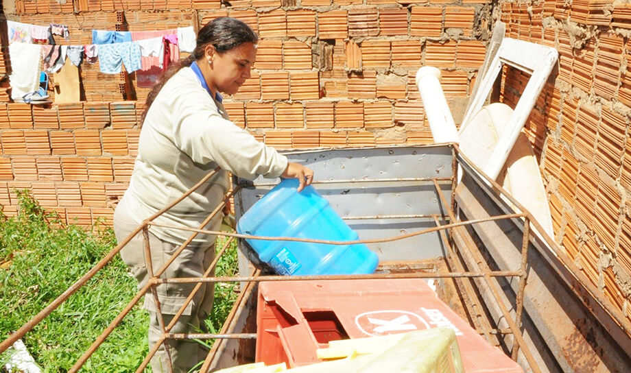 Força-tarefa visita casas em Anhanduí para eliminar focos do mosquito Aedes aegypti; bairros como Cabreúva e Coophavilla II concentram maior risco de infestação