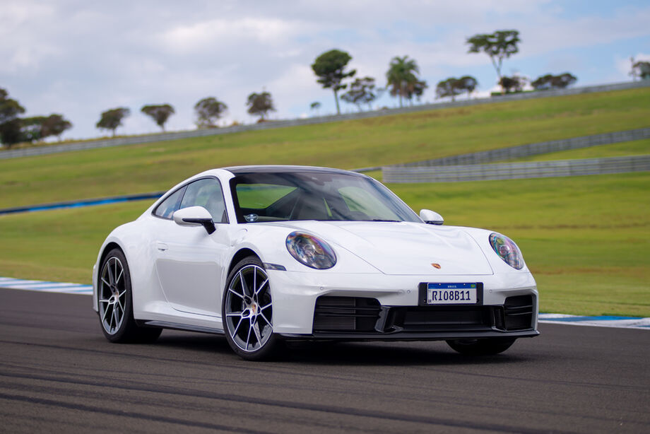 Porsche 911 Carrera Coupé em ação na pista: esportividade com elegância