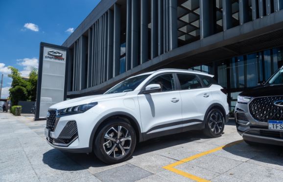 O modelo faz parte da nova geração de híbridos da marca e oferece autonomia elétrica de até 63 km, ideal para deslocamentos urbanos sem gastar gasolina.