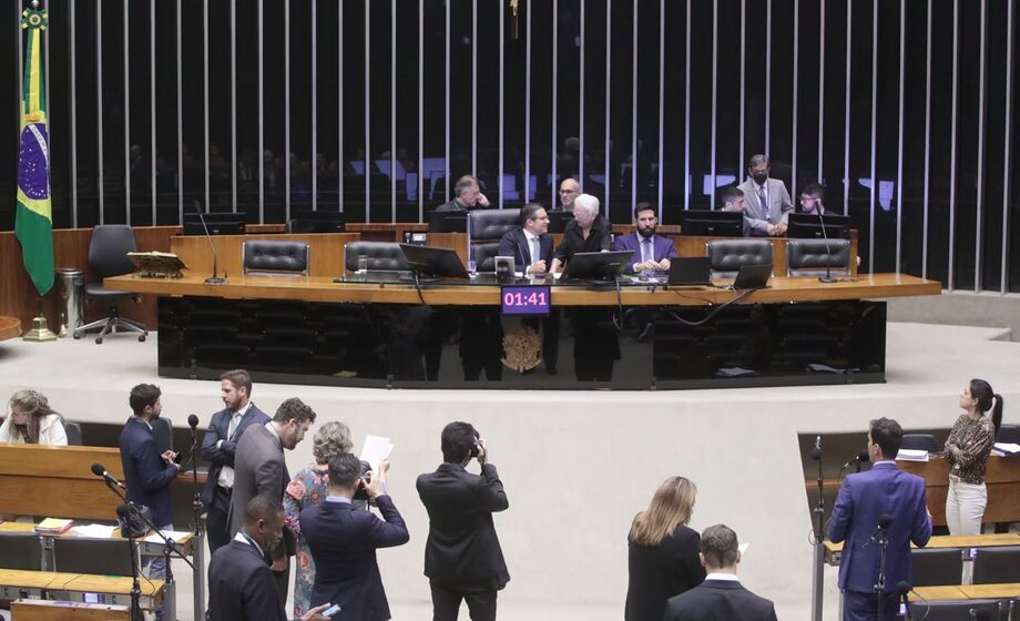 Plenário da Câmara: novo texto da anistia abranda redação anterior, que favorecia Bolsonaro e permitia o perdão a fatos anteriores e sequentes ao 8 de Janeiro, desde que tivessem correlação