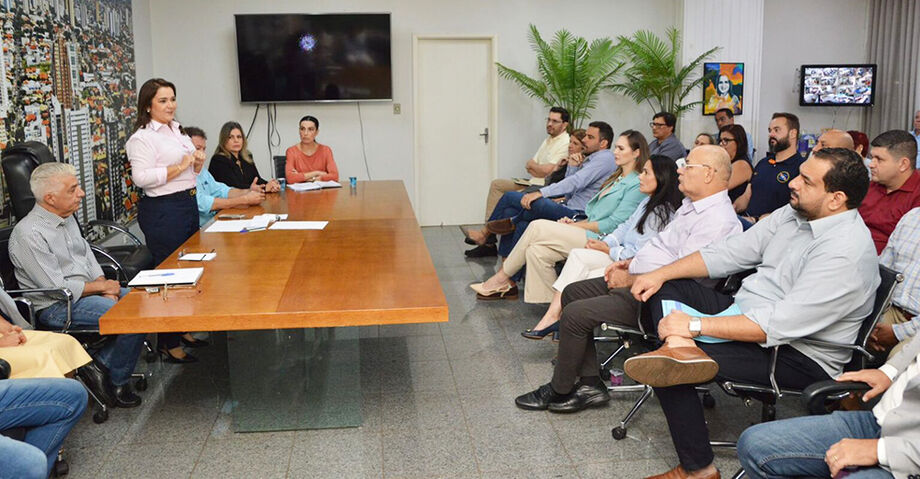 Adriane Lopes conduz reunião com secretariado e reforça foco em metas e modernização da gestão municipal