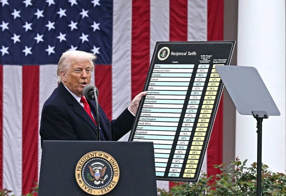 Presidente Donald Trump com o gráfico de tarifas recíprocas