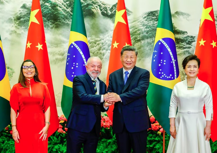 Presidente Luiz Inácio Lula da Silva e a primeira-dama Janja durante a cerimônia de boas-vindas no Palácio do Povo em Pequim.