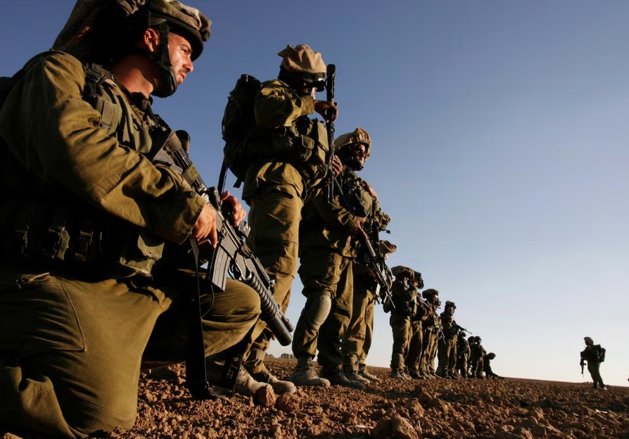Soldados da infantaria do exército israelense em operação militar perto de Kerem Shalom, ao sul de Israel