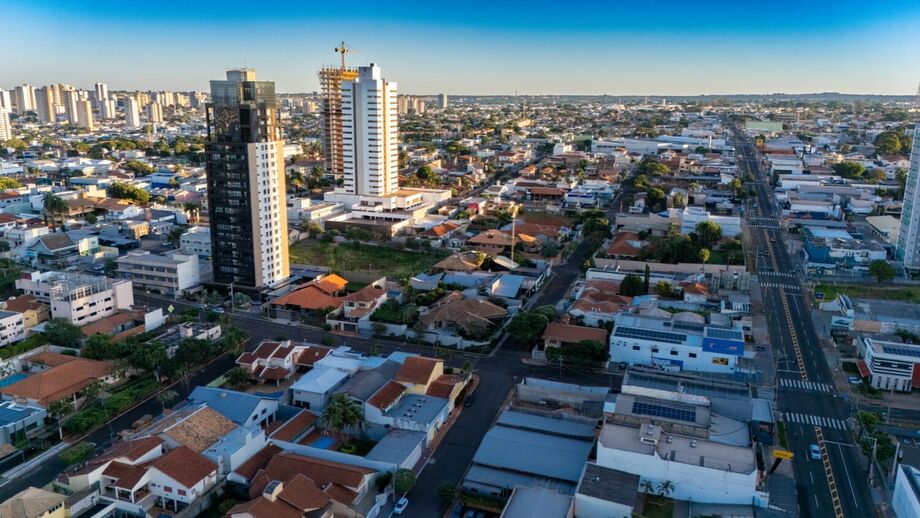 O dia amanheceu com céu aberto e temperaturas amenas em Campo Grande, que registrou 16°C nas primeiras horas da manhã