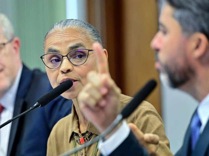 O microfone de Marina Silva chegou a ser cortado pelo senador Marcos Rogério ao final da sessão.
