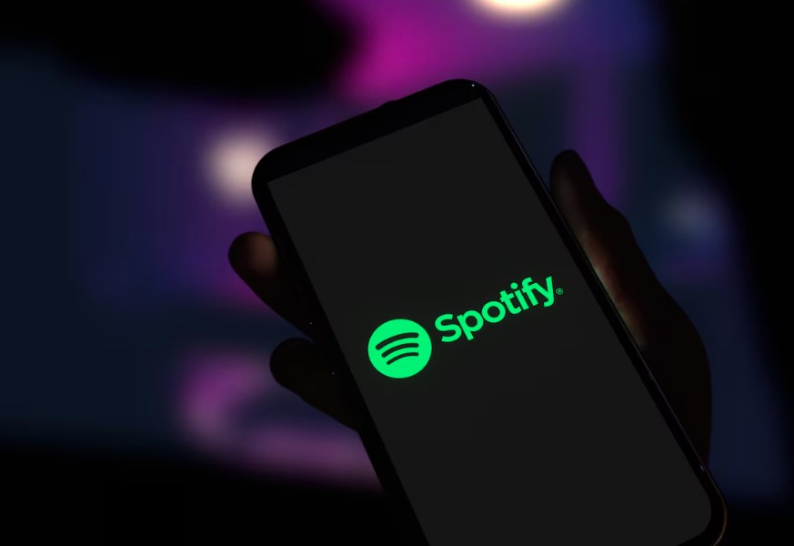 Spotify vai rotular músicas feitas com inteligência artificial e bloquear clones de voz sem autorização.