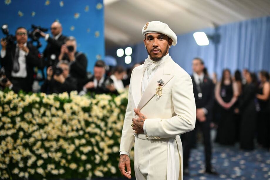 Piloto da Ferrari é co-anfitrião no Met Gala 2025.