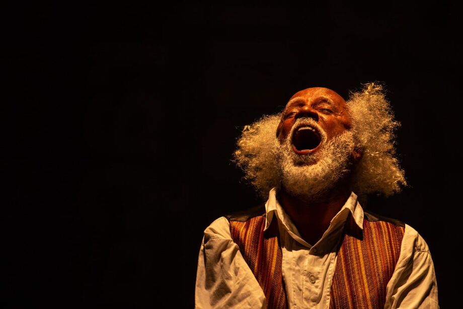 O palco do Sesc Teatro Prosa recebe o espetáculo teatral Traga-me a cabeça de Lima Barreto