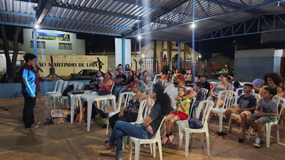 Moradores assistem à exibição de curtas produzidos durante oficina em comunidade periférica de Campo Grande (MS)