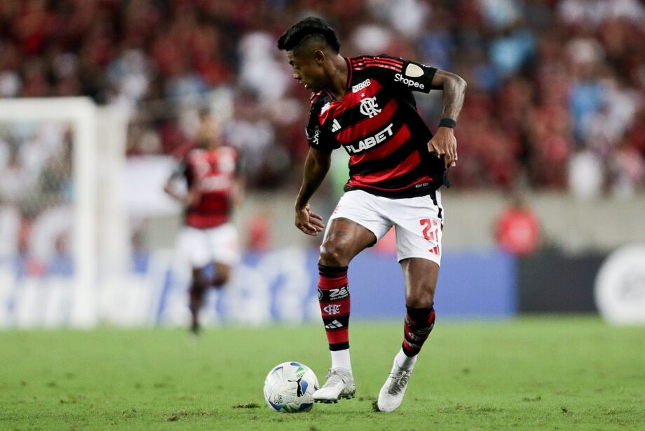 Bruno Henrique foi indiciado pela PF por suspeita de envolvimento em esquema de apostas esportivas e teve inquérito aberto também no STJD.