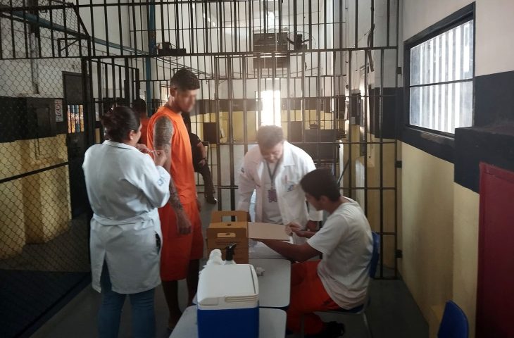 Campanha de vacinação contra gripe avança em presídios de MS, imunizando internos e servidores em diversas cidades.