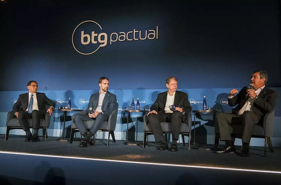 Governador Eduardo Riedel (à direita) apresenta o potencial de Mato Grosso do Sul durante painel com investidores em Nova York, ao lado de Eduardo Leite (RS), Tarcísio de Freitas (SP) e o economista Mansueto Almeida, no evento promovido pelo BTG Pactual.
