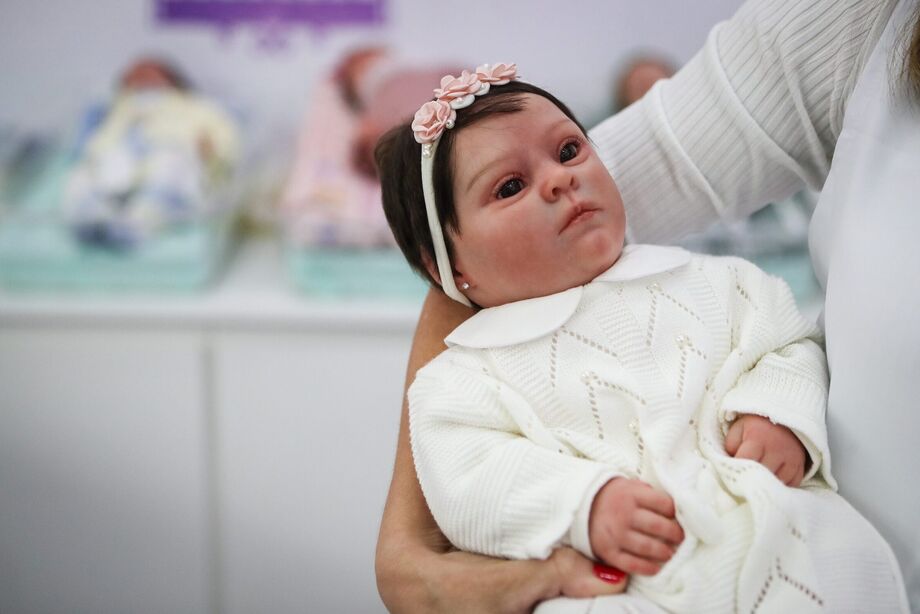 Bebê reborn imita recém-nascidos reais e se tornou popular em todo o mundo.