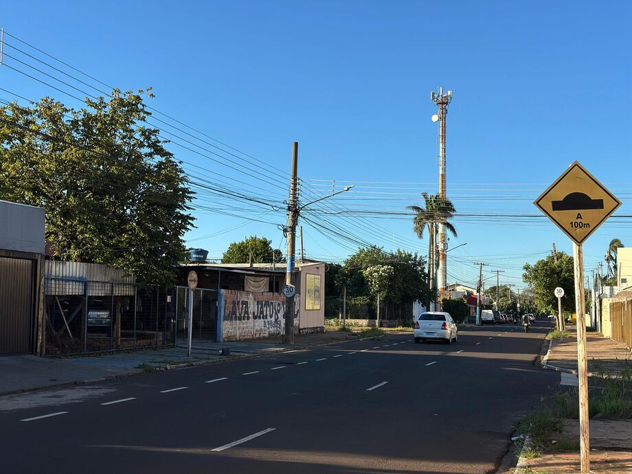 Manhã de quinta-feira começa com céu azul e sol leve em Campo Grande; feriado promete tempo firme e seco em todo o Estado.