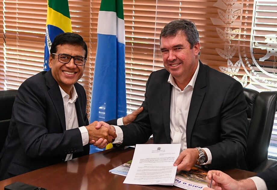 Praveen Singhavi, presidente da Bracell, e Eduardo Riedel, governador de Mato Grosso do Sul, após assinatura de termo de incentivos fiscais para nova fábrica em Bataguassu