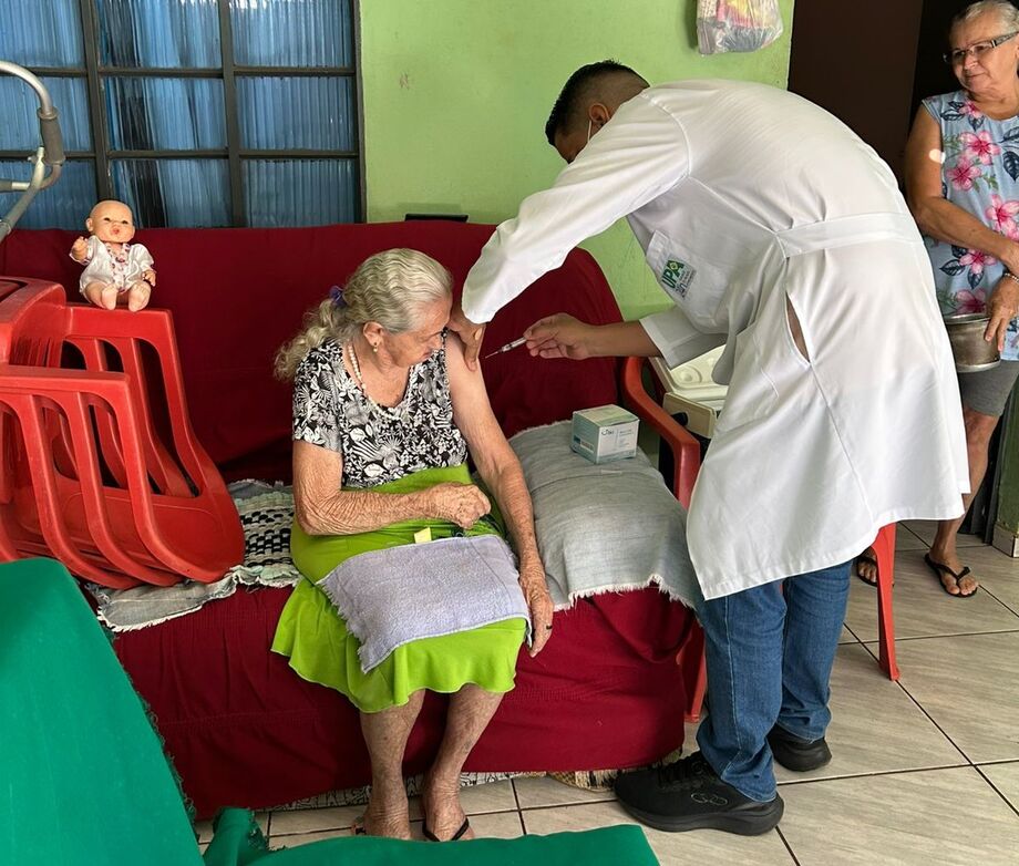 Diante do aumento de casos de doenças respiratórias, Sesau intensifica vacinação de acamados com apoio do Estado
