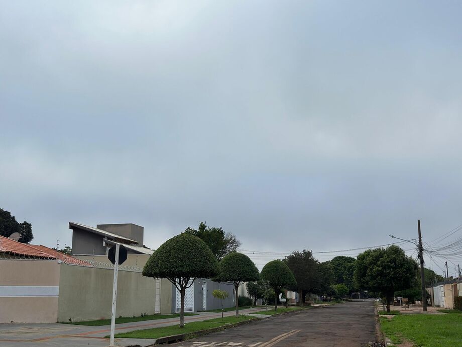 Campo Grande amanheceu com o céu nublado na manhã deste domingo