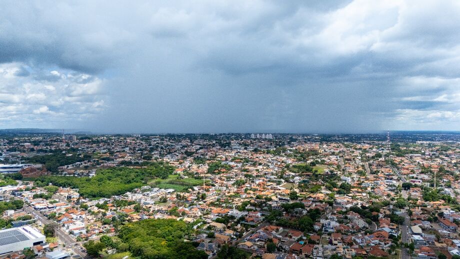 Campo Grande amanheceu com o céu nublado nesta segunda-feira (08))