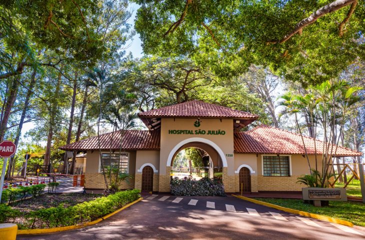 O Hospital São Julião, em Campo Grande, começou a receber nesta semana os primeiros pacientes nos 12 novos leitos clínicos abertos com recursos do Governo de Mato Grosso do Sul