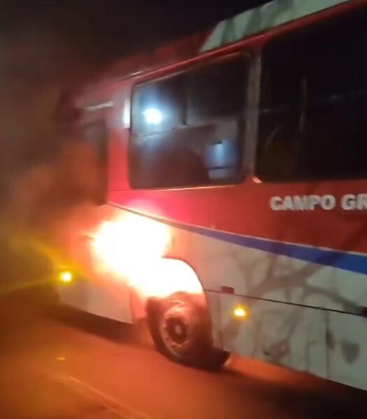 Ônibus pega fogo em Campo Grande