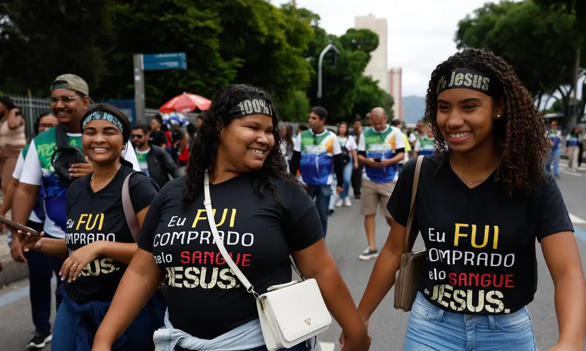 Segundo os dados do Censo Demográfico 2022, os evangélicos são o grupo religioso que mais cresceu entre 2010 e 2022