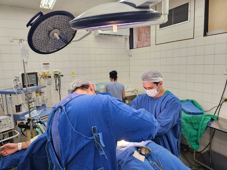 Mesmo no dia 19 de junho, feriado de Corpus Christi, o Humap-UFMS realizou um mutirão de cirurgias nas especialidades de urologia e ortopedia, beneficiando pacientes que aguardavam na fila do SUS.