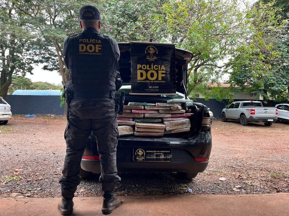 Policial do DOF durante apreensão de 26 quilos de maconha escondidos no porta-malas de um carro abordado em Ponta Porã