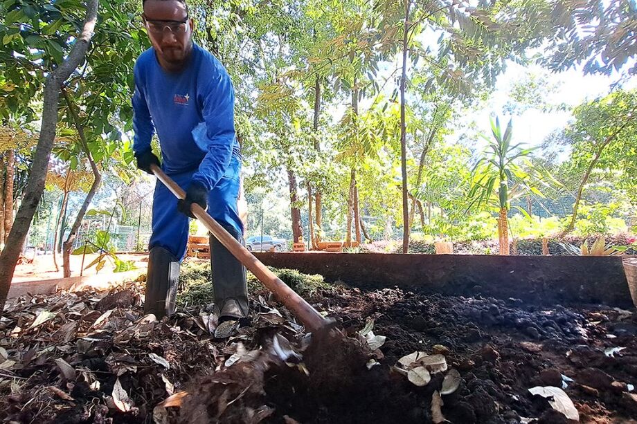 Borra de café é misturada com poda de grama em compostagem aeróbica, que nutre o solo e as plantas da ALEMS