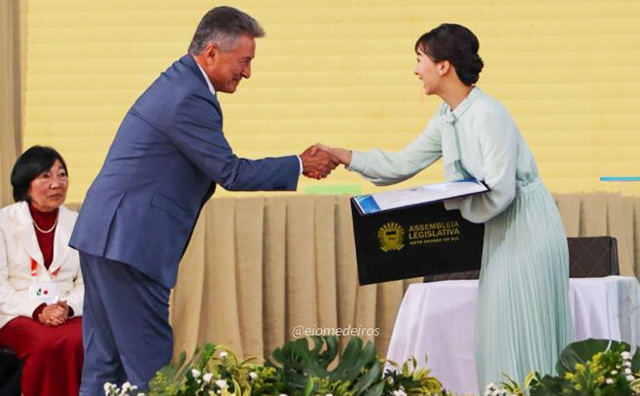 Em agradecimento à sua vinda, Hashioka entregou à princesa Kako o Diploma de Ilustre Visitante, concedido pela Assembleia Legislativa aos cidadãos e autoridades estrangeiras em missão oficial no Estado
