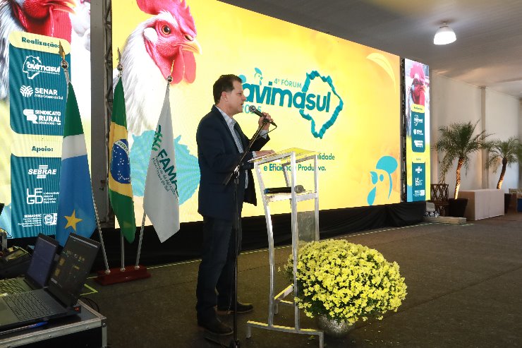Renato Câmara discursa durante o 4º Fórum da Avimasul, defendendo o fortalecimento da avicultura como motor de desenvolvimento e geração de empregos