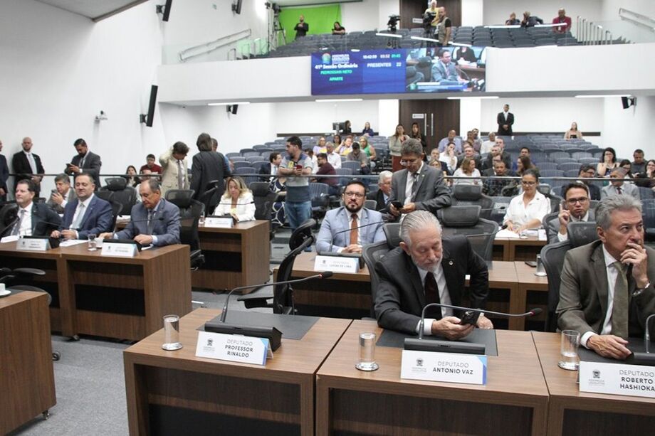 Sessão ordinária é realizada no plenário a partir das 9h e é aberta à imprensa e à participação de toda sociedade