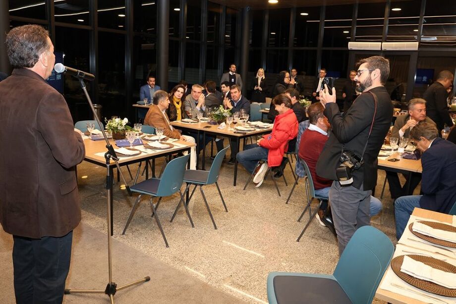 Deputado Gerson Claro saúda os convidados no primeiro jantar de trabalho realizado no refeitório da ALEMS, inaugurado em abril deste ano