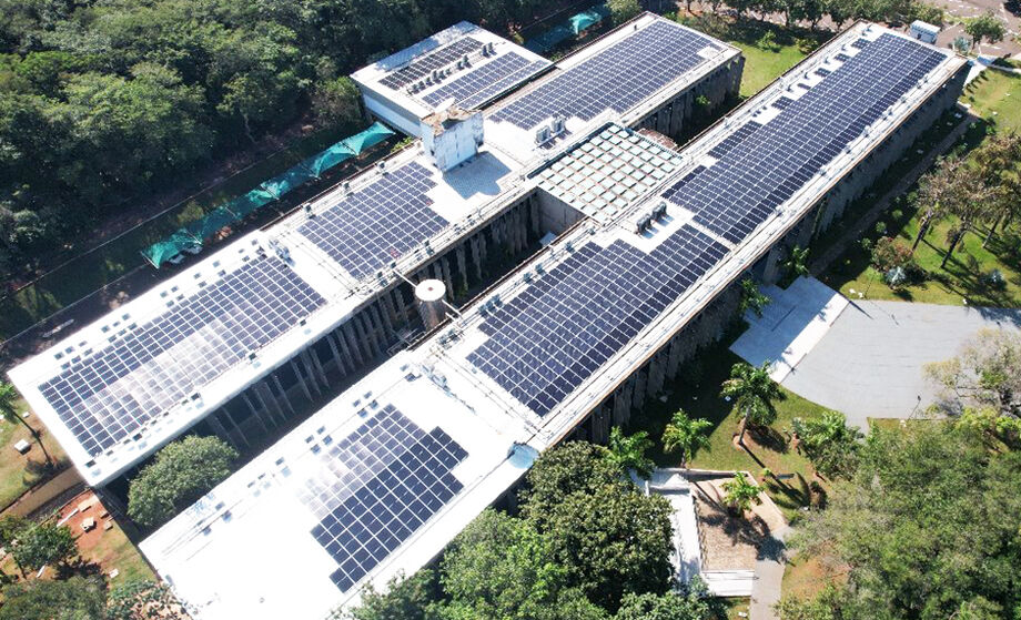 Painéis solares ocupam o teto da Assembleia Legislativa e vão gerar energia suficiente para abastecer todo o prédio