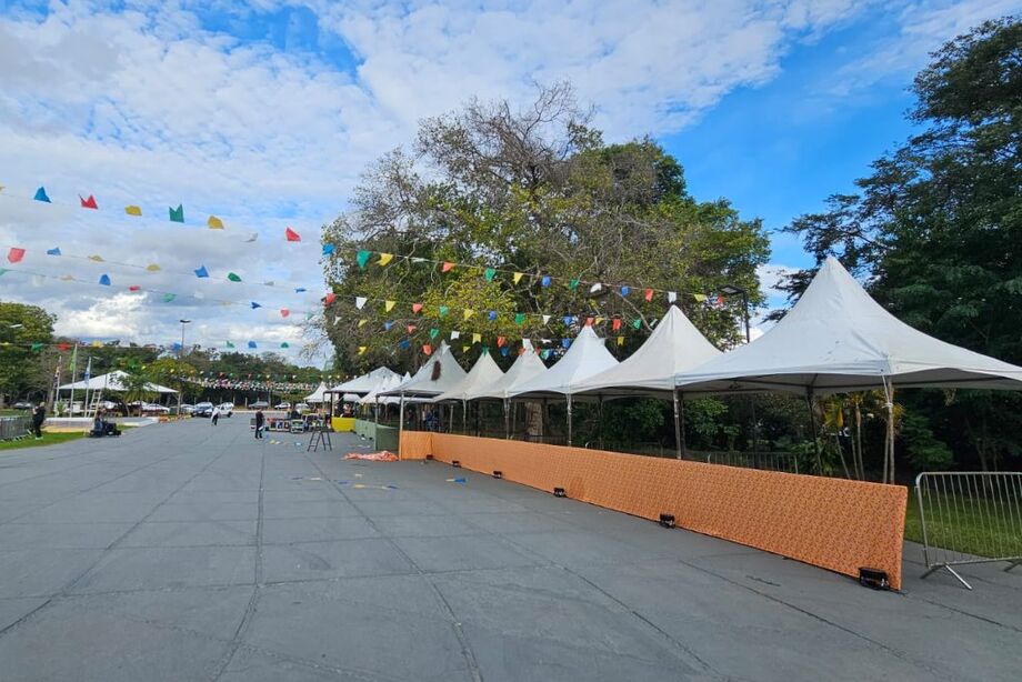 Estrutura está sendo montada na rampa do Legislativo Estadual para o tradicional arraiá no Parque dos Poderes