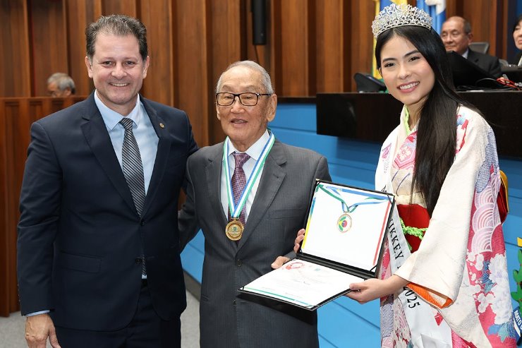 A família Yamanari representa o senhor Massaaki na solenidade e recebe, emocionada, a homenagem entregue por Renato Câmara em reconhecimento à sua contribuição à cultura japonesa em Dourados