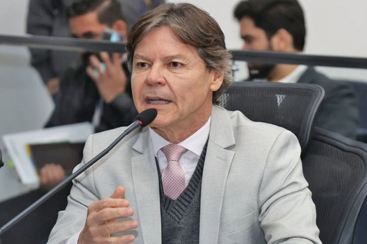 Deputado Paulo Duarte homenageia Carlos Alberto Cavalcante, conhecido por sua dedicação ao esporte de Mato Grosso do Sul.