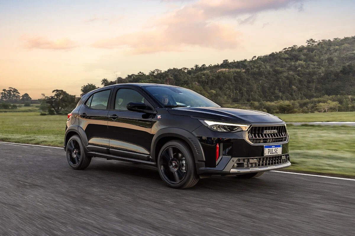 Pulse Abarth 2026 chega com novo visual, motor forte e muita tecnologia, mantendo o título de SUV mais rápido da sua categoria.