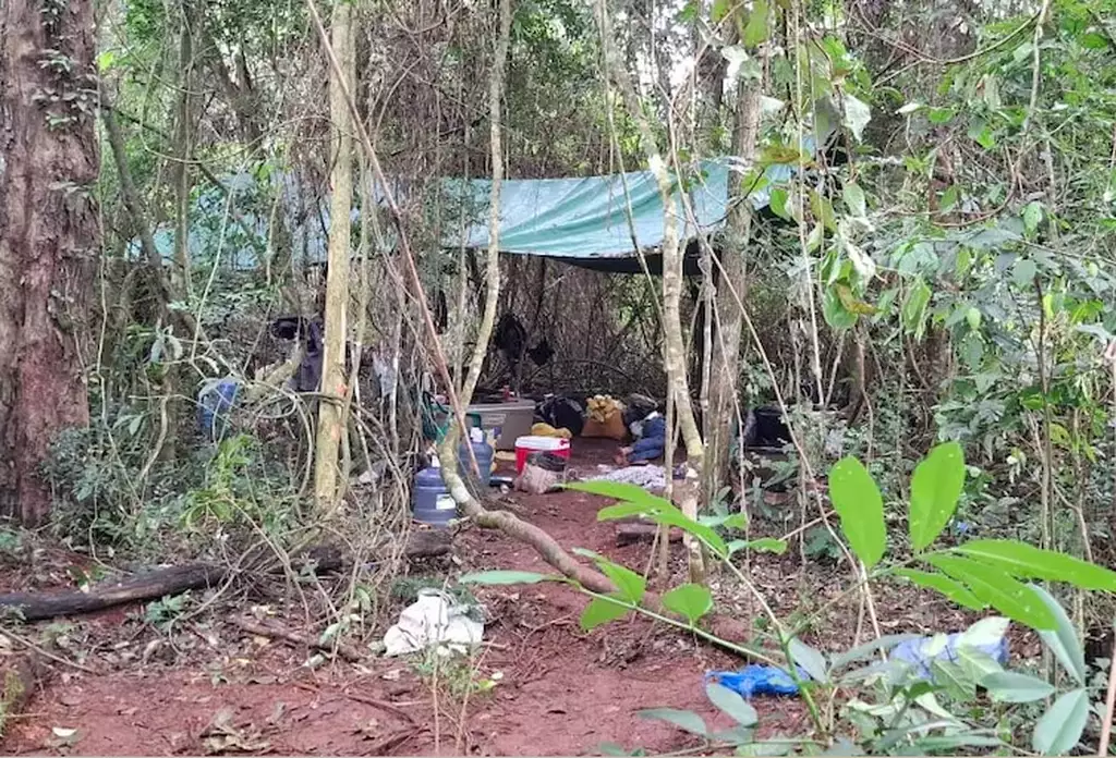 Acampamento onde criminosos estavam às margen do Rio Paraná