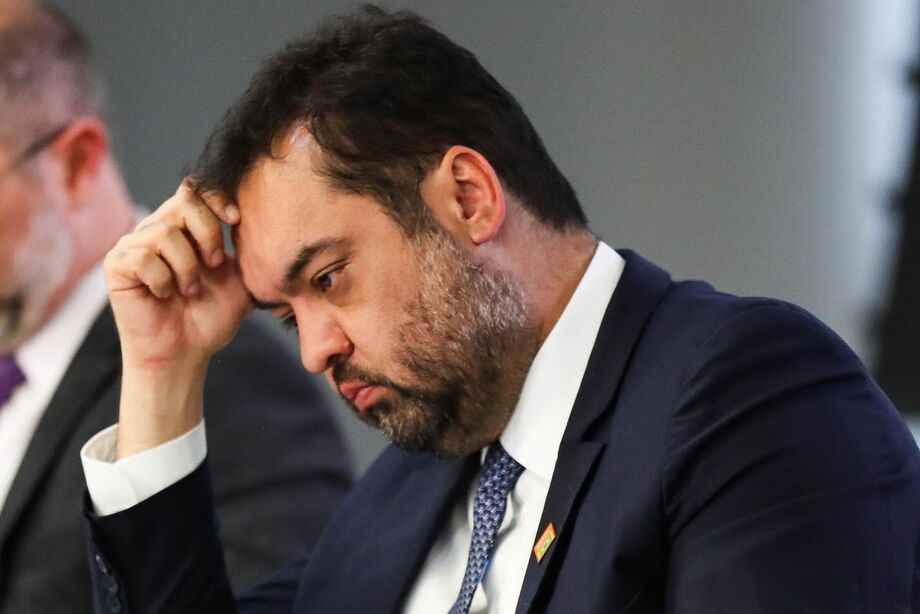 Claudio Castro iniciou sua carreira política como vereador da cidade do Rio em 2017 e depois se tornou vice-governador do estado em 2019, sendo efetivado como governador do Rio de Janeiro em 2021 após o impeachment de Wilson Witzel